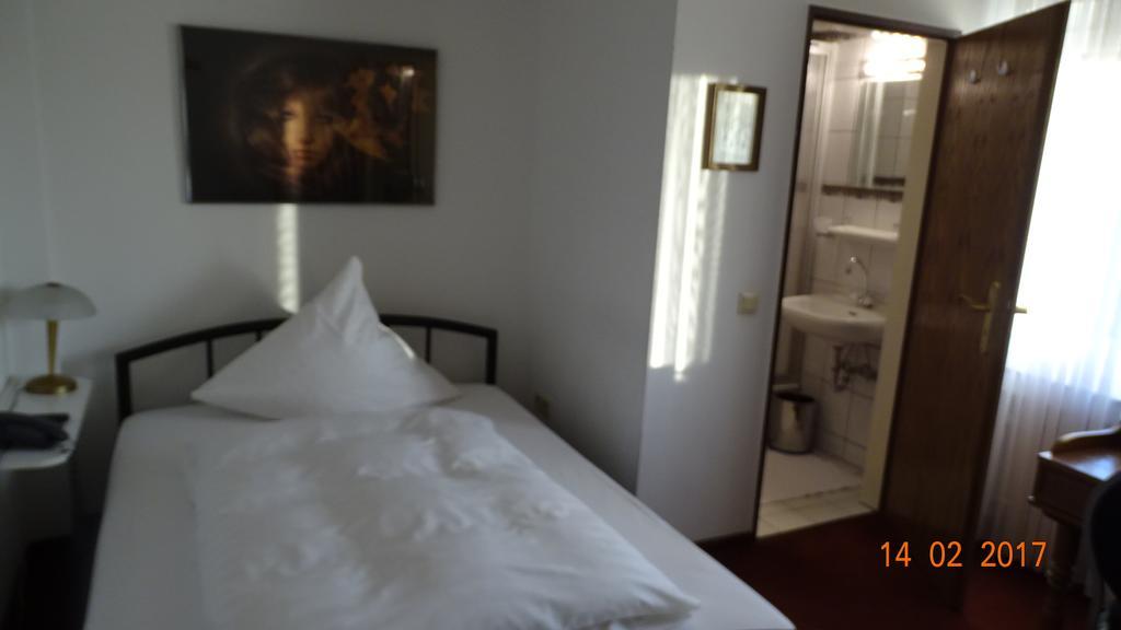 Bed & Breakfast Hotel Helga Hein Dusseldorf Exterior photo